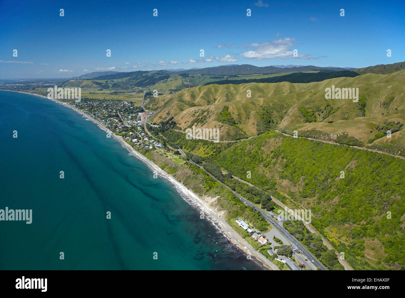 L'Autoroute un état à Paekakariki, au nord de Wellington, Île du Nord, Nouvelle-Zélande - vue aérienne Banque D'Images