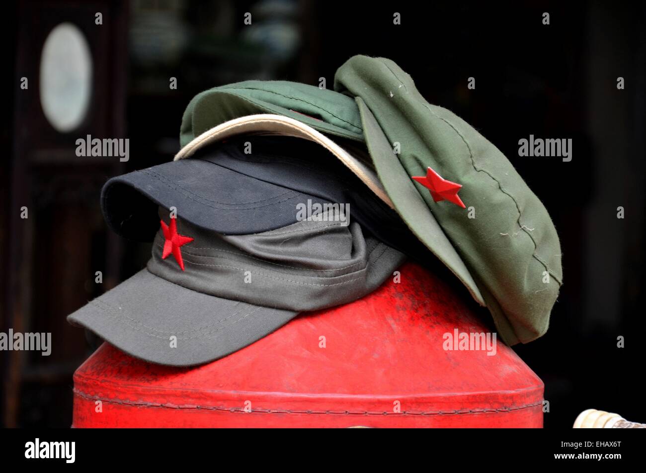 Pile de style Mao communiste caps avec étoile rouge Banque D'Images