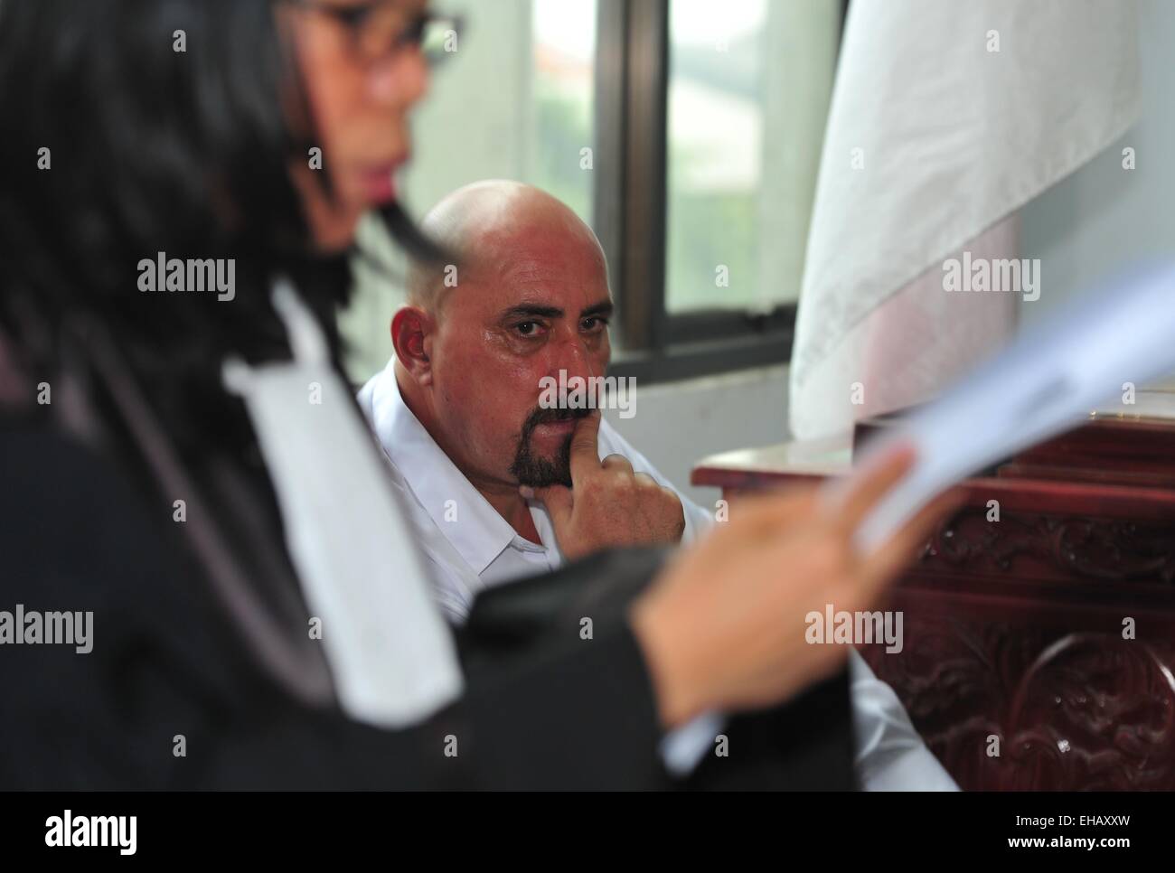Banten, Indonésie. Mar 11, 2015. Serge Atlaoui(R), un ressortissant français est dans le couloir de la mort après avoir été reconnu coupable d'une infraction en matière de drogue, à l'écoute de la cour juge au cours d'une audience en révision judiciaire contre sa condamnation à mort dans la région de Tangerang dans une banlieue de Jakarta le 11 mars 2015. Atlaoui est parmi les neuf affaires les criminels de la drogue qui sont à exécuter plus rapidement malgré les appels de plusieurs de leurs gouvernements. Credit : Zulkarnain/Xinhua/Alamy Live News Banque D'Images