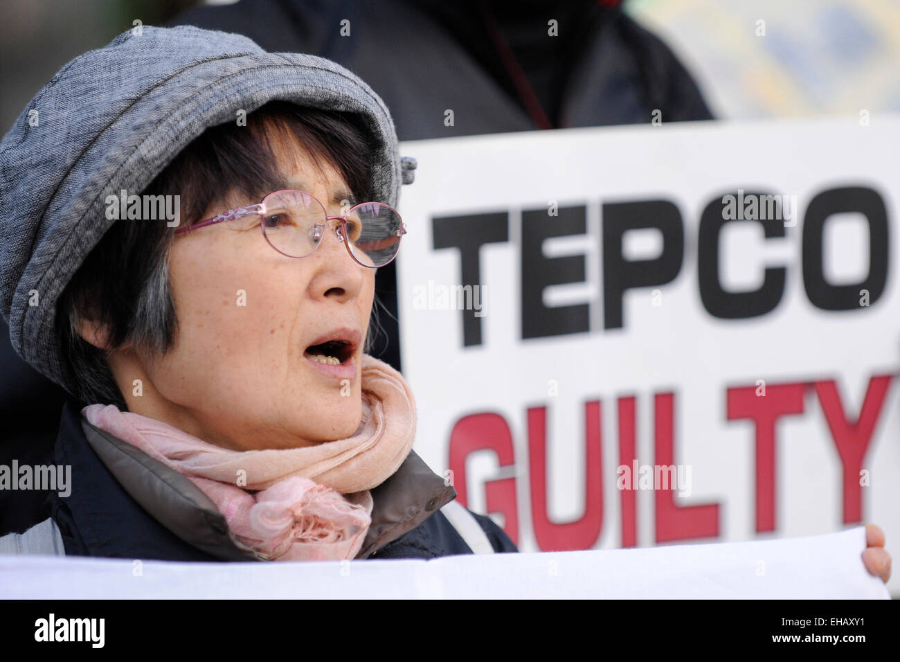 Tokyo, Japon. Mar 11, 2015. Une femme criant des slogans, lors d'une manifestation pour protester contre Tokyo Electric Power Company (TEPCO), propriétaire et exploitant de la crise nucléaire de Fukushima Daiichi, en face de la résidence officielle du Premier ministre à Tokyo, Japon, le 11 mars 2015. Credit : Stringer/Xinhua/Alamy Live News Banque D'Images