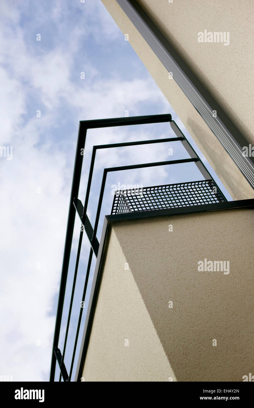 Balcon en acier sur la terrasse d'un bâtiment Banque D'Images