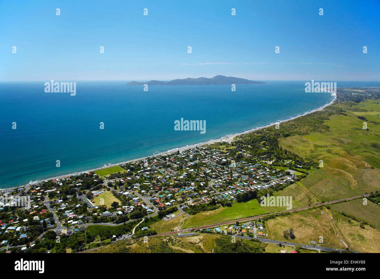 Paekakariki, et l'île de Kapiti, Côte Kapiti, au nord de Wellington, Île du Nord, Nouvelle-Zélande - vue aérienne Banque D'Images