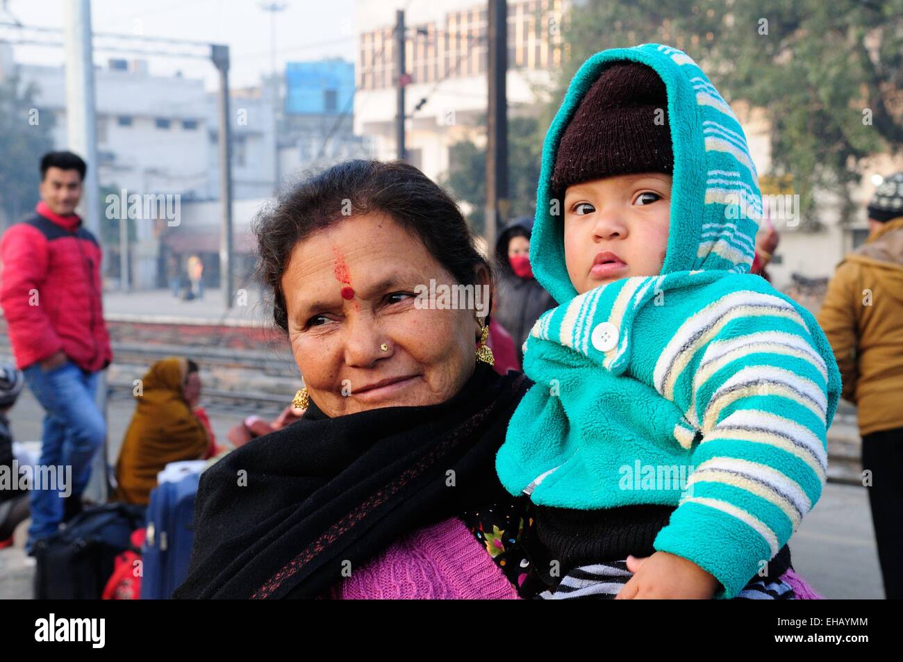 Un Hundu femme indienne tient son petit-fils dans ses bras gare ferroviaire de New Delhi Inde Banque D'Images