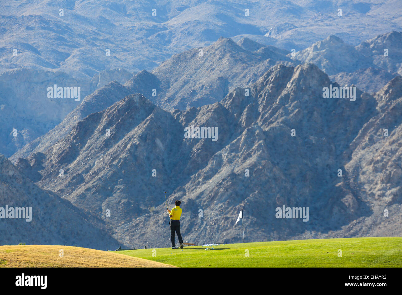 Les hommes jouent sur le terrain de golf Banque D'Images