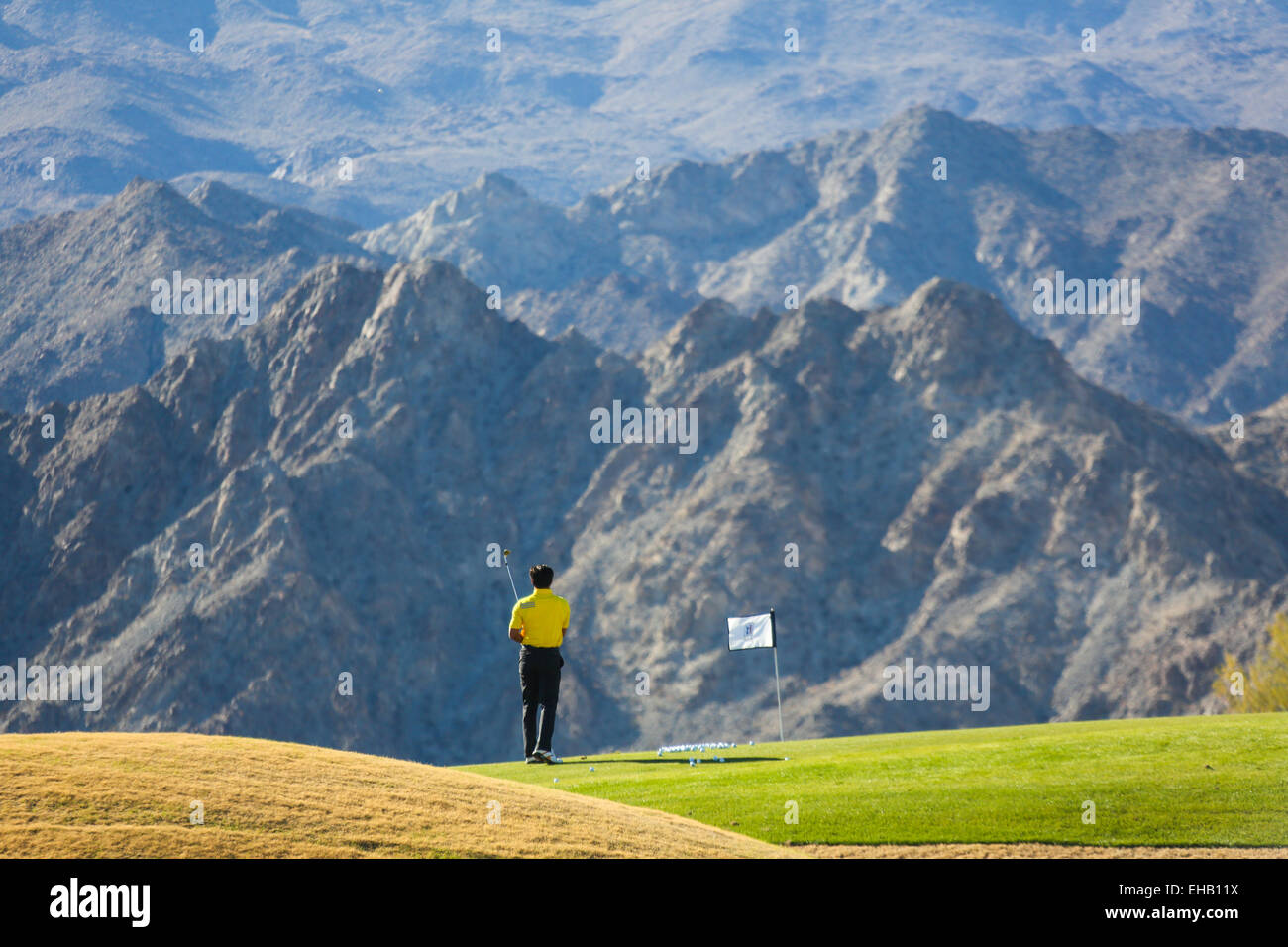 Les hommes jouent sur le terrain de golf Banque D'Images