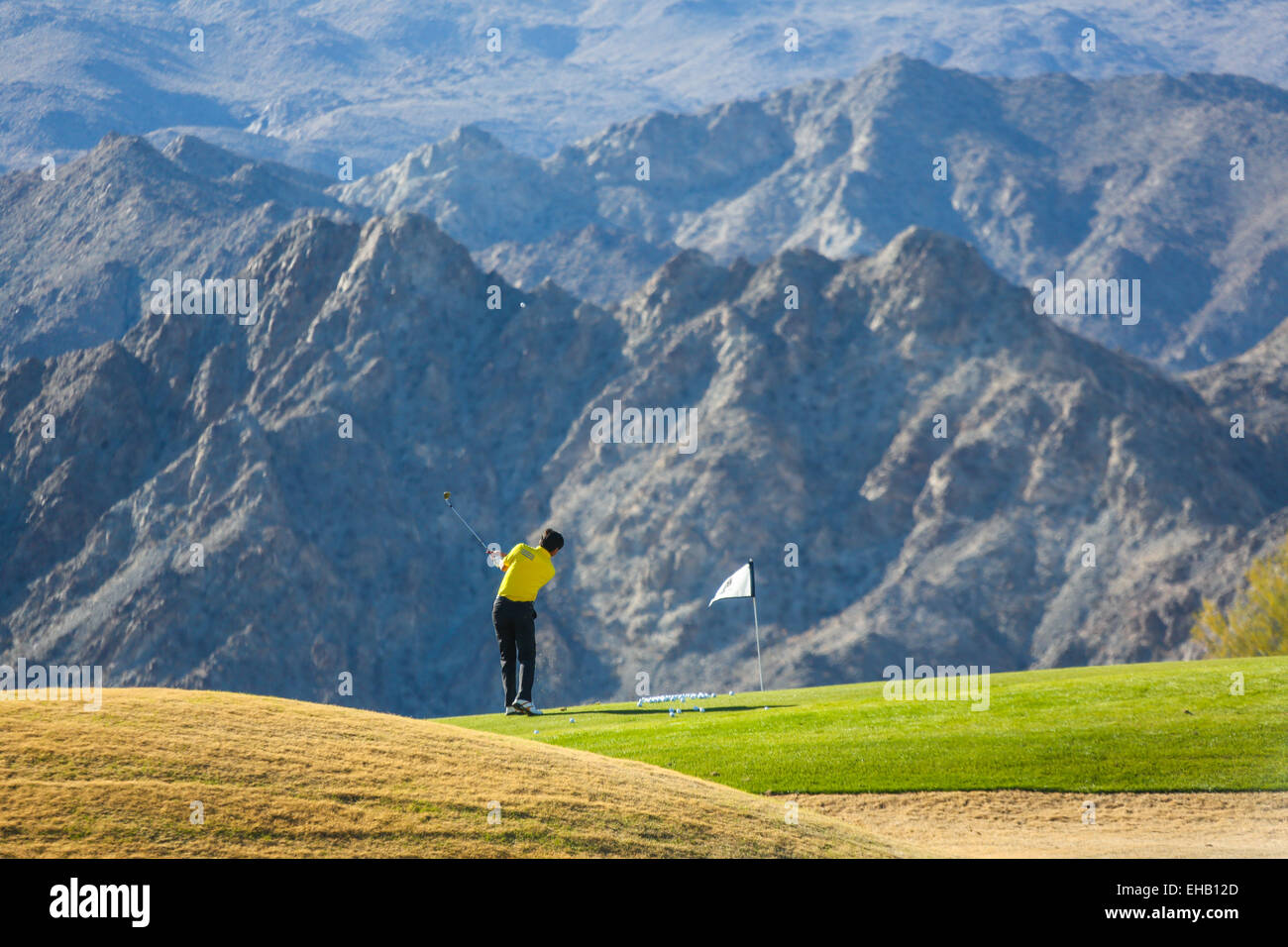 Un homme sur le terrain de golf pour jouer Banque D'Images