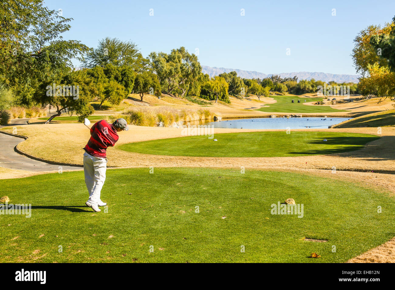 Un homme sur le terrain de golf pour jouer Banque D'Images