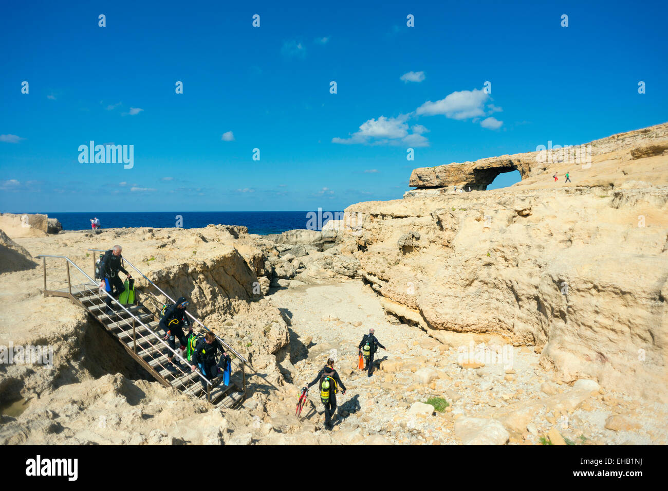 L'Europe méditerranéenne, Malte, Gozo Island, la baie de Dwerja, la fenêtre d'Azur arche naturelle, des plongeurs au Blue Hole Banque D'Images