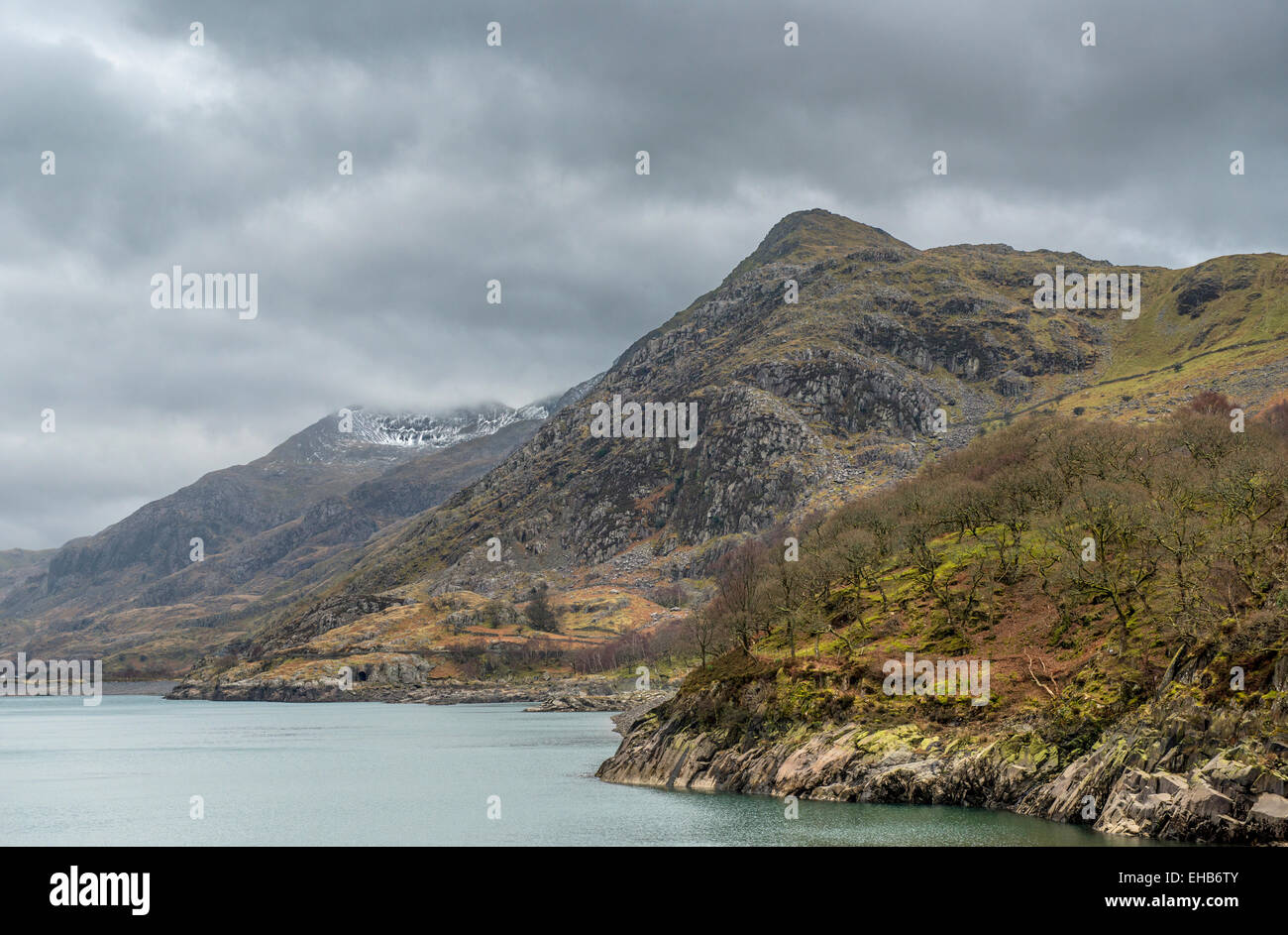 Le lac de Llyn Peris près de Llanberis dans le parc national de Snowdonia North Wales UK Banque D'Images