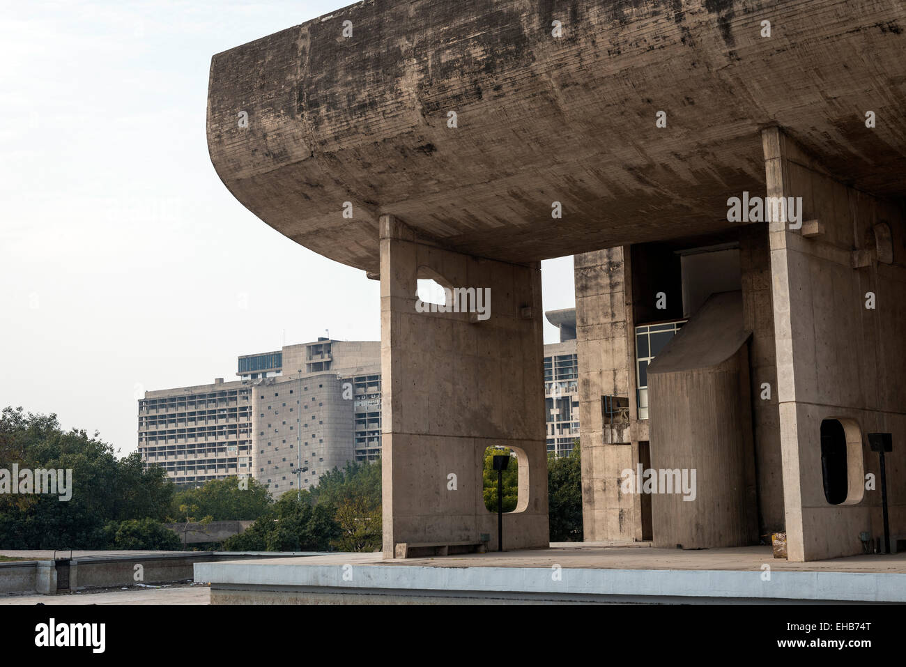 La Vidhan Sabha ou assemblée législative conçue par Le Corbusier à Chandigarh, Inde Banque D'Images