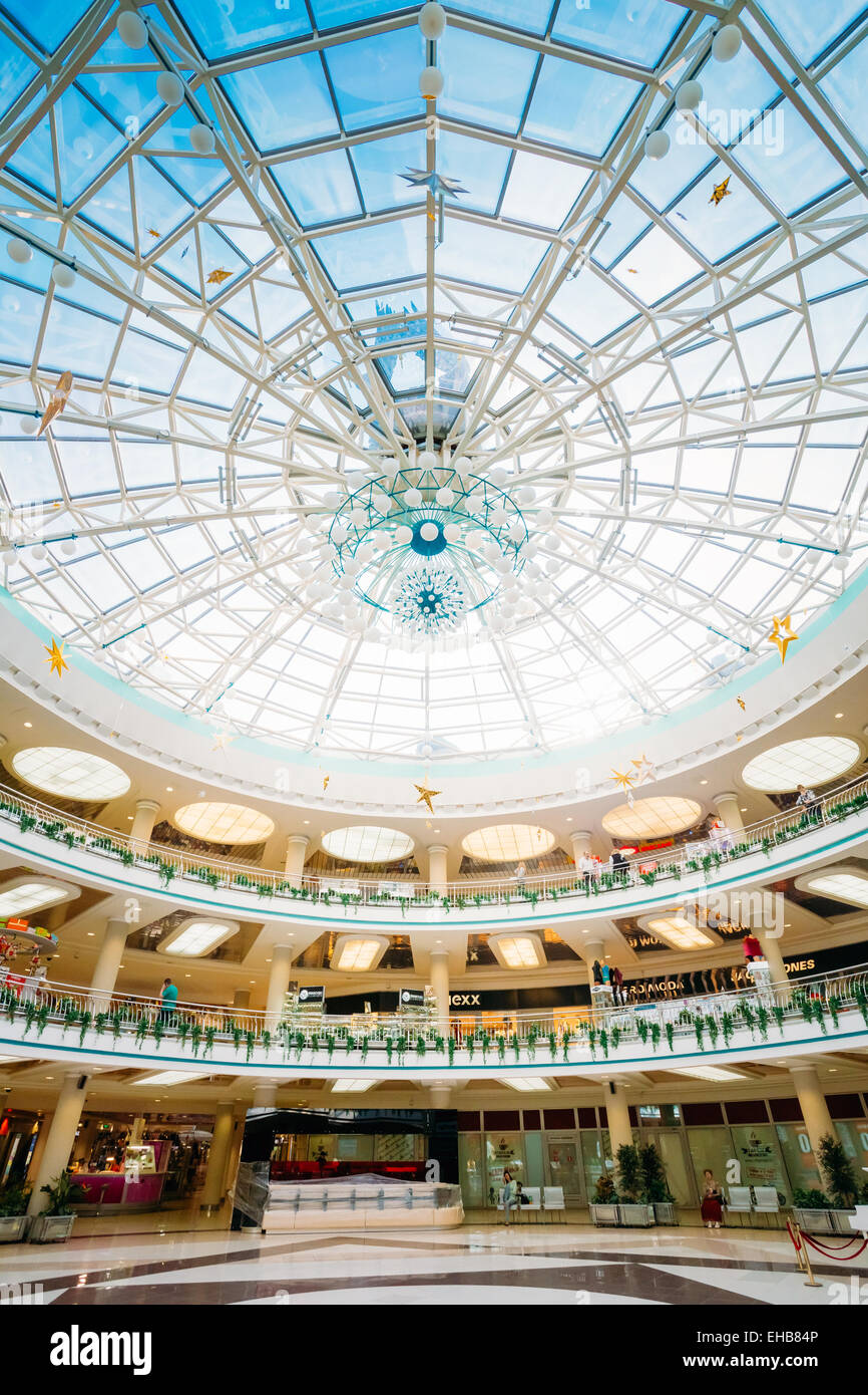 MINSK, BELARUS - 3 juin 2014 : 'tolitsa' est un important centre commercial dans la capitale biélorusse. Tolitsa "SC" est situé sur la côte Banque D'Images
