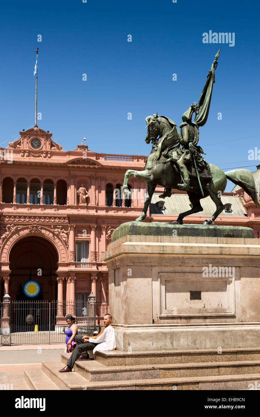 L'ARGENTINE, Buenos Aires, Plaza de Mayo, Monument au général Manuel Belgrano et Casa Rosada Banque D'Images