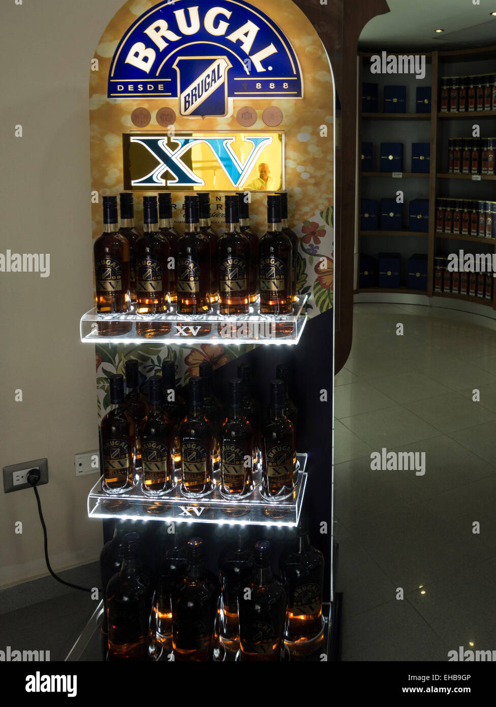 Les bouteilles de rhum Brugal Stand affichage dans la chambre d'échantillonnage de l'usine de fabrication et de Puerto Plata République Dominicaine se transforme en alcool de canne à sucre Banque D'Images