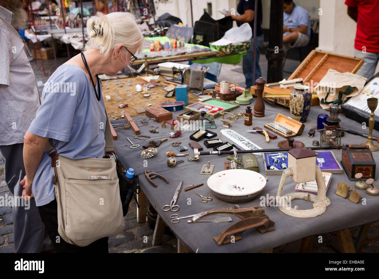 L'ARGENTINE, Buenos Aires, San Telmo, Defensa, visiteur à la recherche d'aubaines sur street market stall Banque D'Images