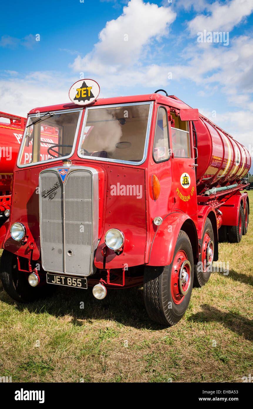 Vieux camion-citerne de carburant jet petroleum datant des années 1950 à un spectacle en anglais Banque D'Images