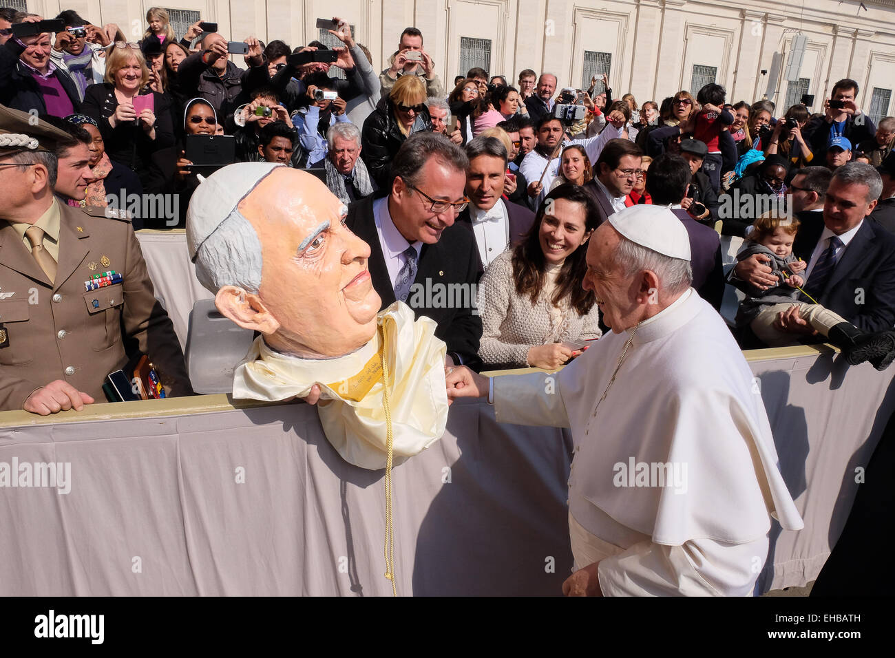 La cité du Vatican. Mar 11, 2015. Le pape François, Audience Générale du 11 mars 2015 - Un carnaval de Viareggio avec la tête du pape appereance Francis Crédit : Realy Easy Star/Alamy Live News Banque D'Images