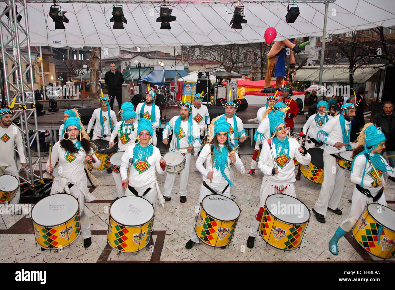 Bande de percussion appelé 'Parana ue' au carnaval de Tyrnavos ville, Larissa, Thessalie, Grèce. Banque D'Images