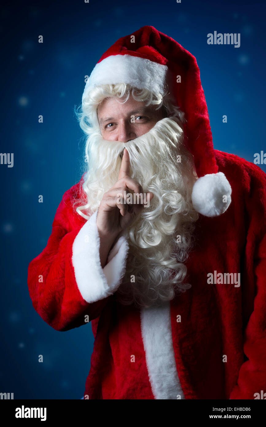 Portrait de l'image du Père Noël en robe rouge avec de la neige Photo Stock  - Alamy