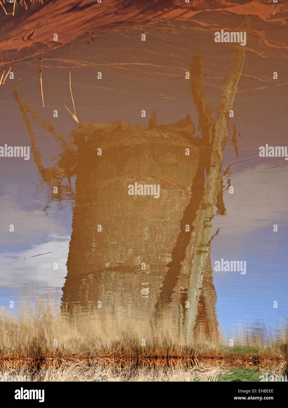 Une image créative d'Brograve Moulin de drainage, près de Horsey, Norfolk, Angleterre, Royaume-Uni. Banque D'Images