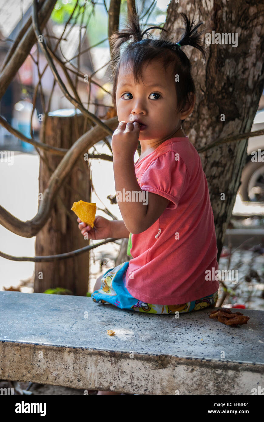 Petite fille dans un camp de déplacés, à droite sur la frontière birmane, dans la province de Mae Hong Song, dans le Nord de la Thaïlande Banque D'Images