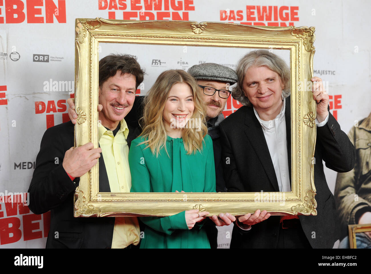 Munich, Allemagne. Mar 10, 2015. Tobias Moretti acteurs (l-r), Nora von Waldstätten, Josef Hader Wolfgang Murnberger directeur et arrivent pour la première de leur nouveau film 'Das Ewige Leben' (lit. La vie éternelle) à Munich, Allemagne, 10 mars 2015. Le film commence dans les salles allemandes le 19 mars 2015. Photo : Tobias Hase/dpa/Alamy Live News Banque D'Images