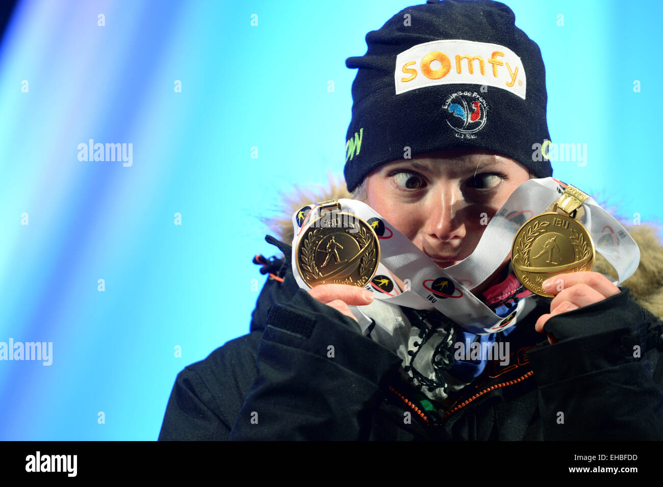 Kontiolahti (Finlande). 05Th Mar, 2015. Marie Dorin Habert de la France pose avec ses deux médailles d'or lors de la présentation du prix du 10km poursuite de la concurrence et de la compétition de sprint aux Championnats du monde de biathlon à Kontiolahti (Finlande), 08 mars 2015. Photo : Ralf Hirschberger/dpa/Alamy Live News Banque D'Images