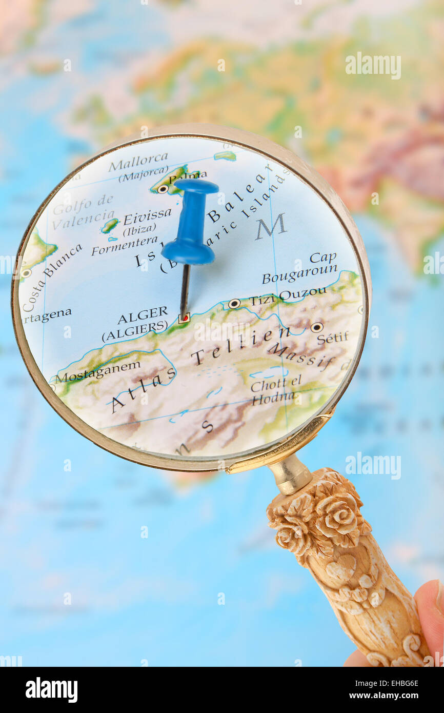 Blue tack sur carte de l'Afrique avec une loupe à la recherche sur Alger, Algérie Banque D'Images