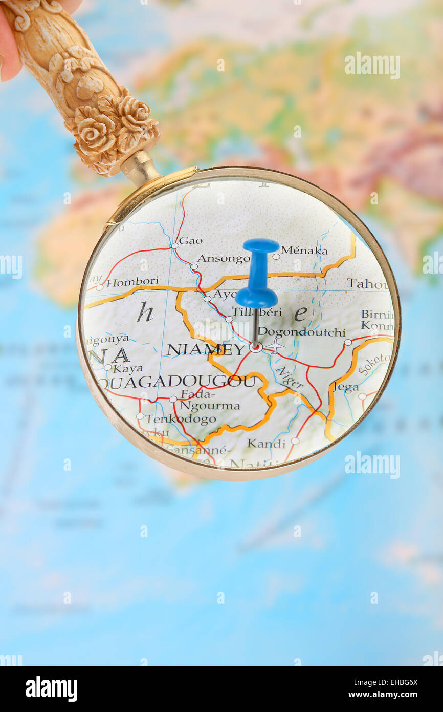 Blue tack sur carte de l'Afrique avec une loupe à la recherche en sur Niamey, Niger Banque D'Images