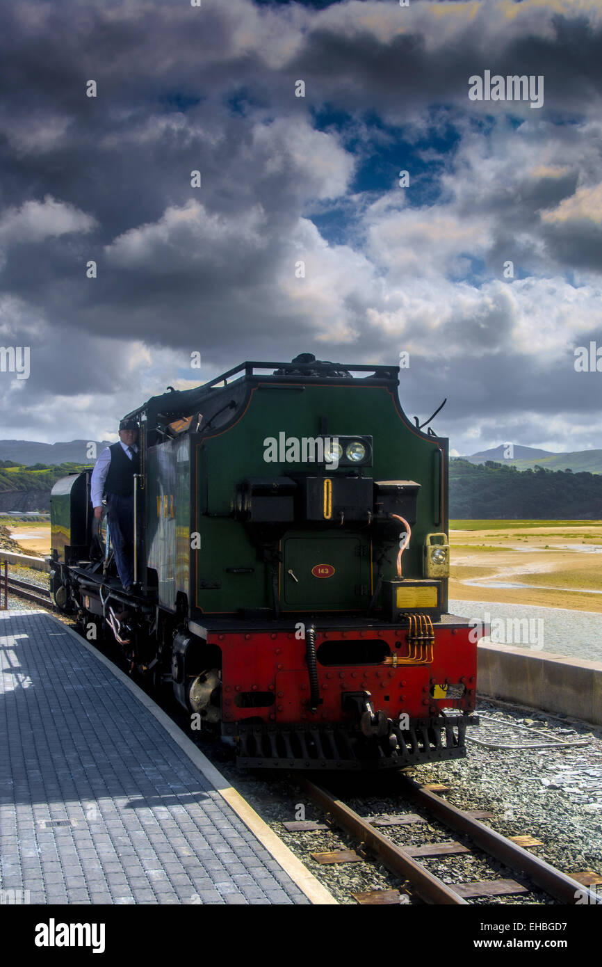 Portmeirion en train à vapeur du parc national de Snowdonia au Pays de Galles cymru avec drive Banque D'Images