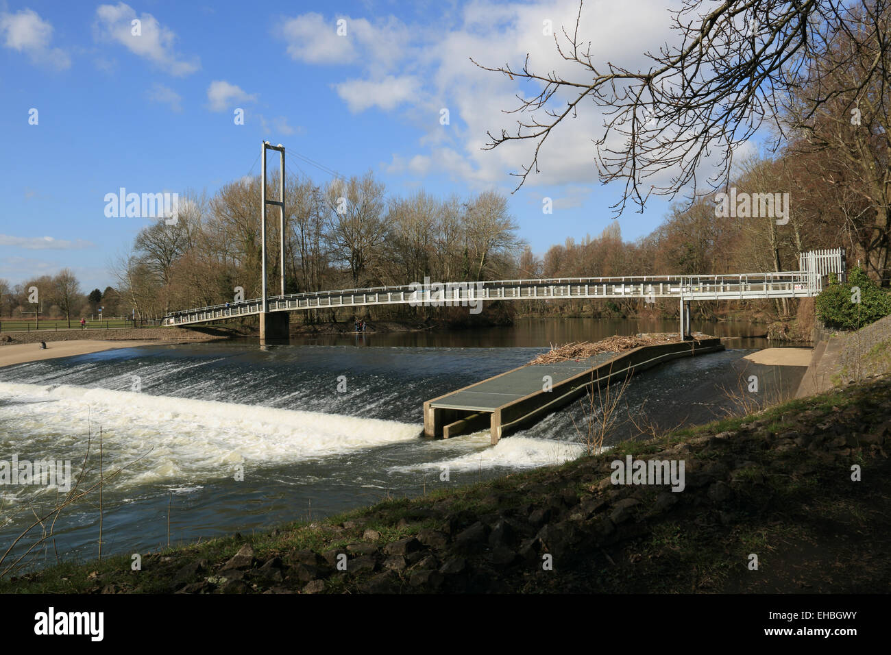 La passerelle et les poissons passent au-dessus de la rivière Taff Blackweir, Cardiff Banque D'Images