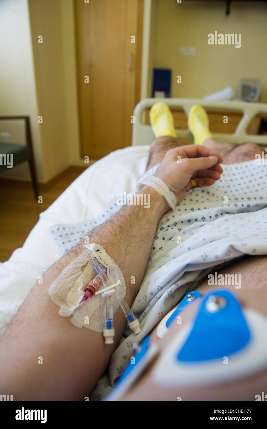 Un homme a une prise de sang dans un hôpital Photo Stock - Alamy
