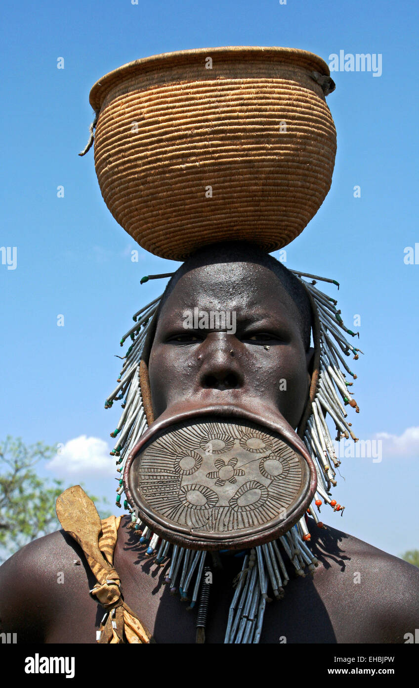 Femme de la tribu Mursi avec la lèvre plate, vallée de l'Omo, Ethiopie Banque D'Images