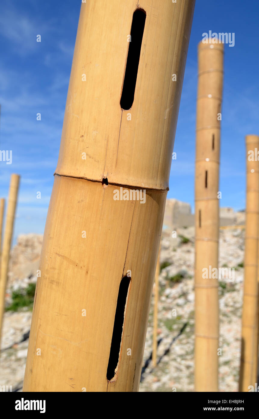Instrument à vent encore de perches en bambou ou encore de Art Installation pour capturer le son du vent Les Goudes Marseille France Banque D'Images