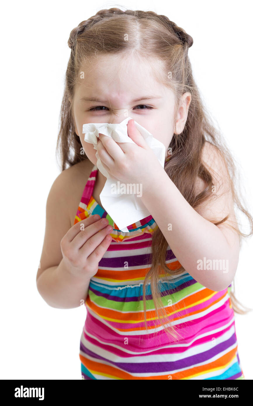 Enfant malade ou d'essuyer le nez avec nettoyage isolés de tissus Banque D'Images