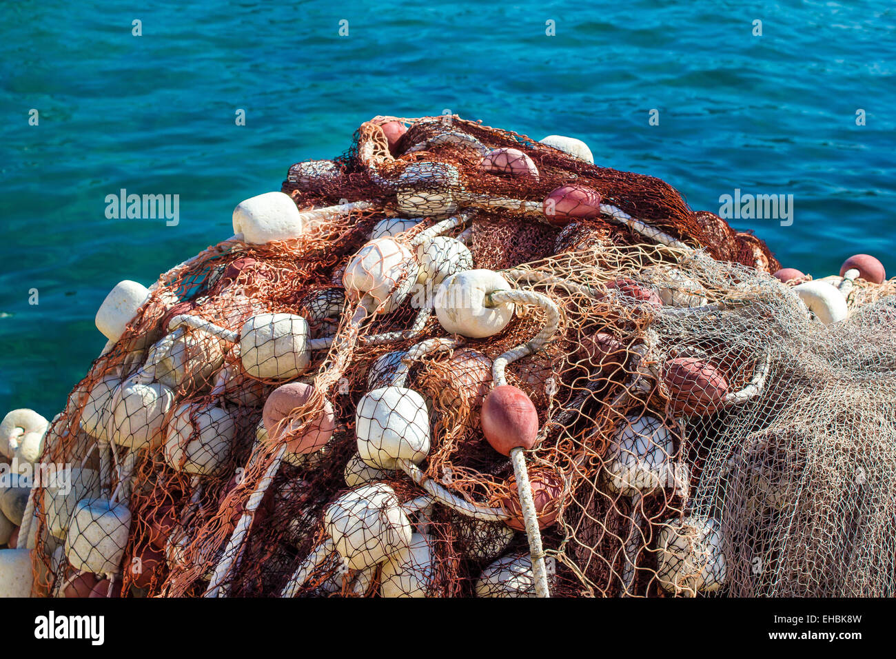 Filet de pêche pile par la mer Banque D'Images