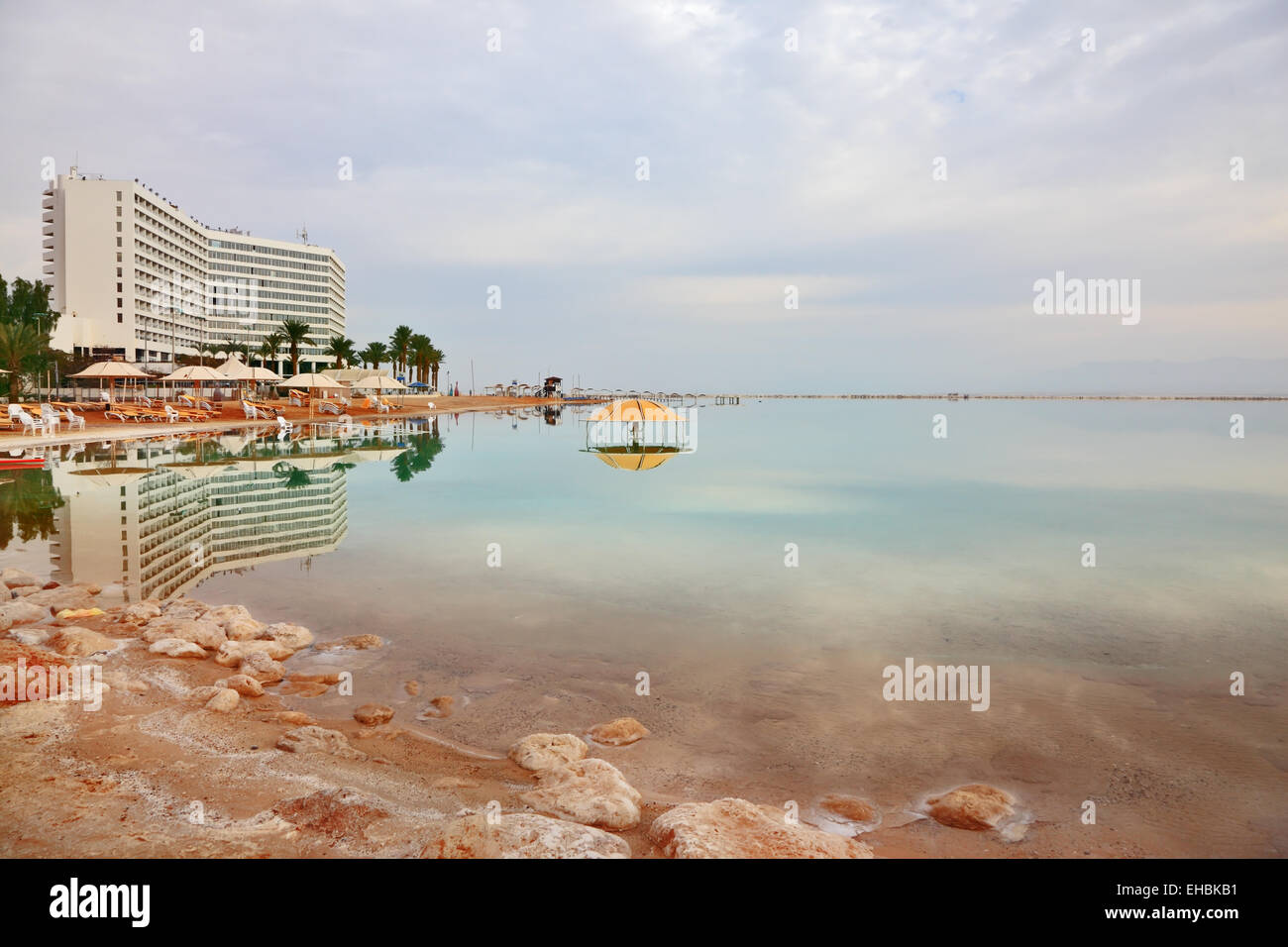 L'hiver dans la mer Morte. L'hôtel en hauteur Banque D'Images