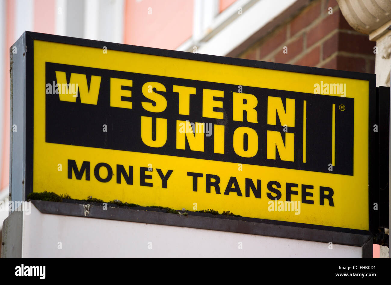 Les affaires, les finances, l'argent, signe de transfert d'argent Western Union sur un magasin. Banque D'Images