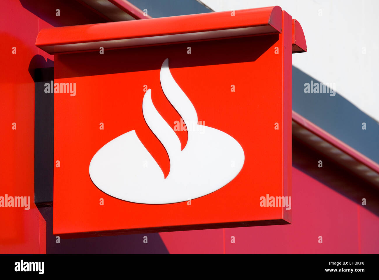 Business, Finance, banque, signer et Santander rouge logo sur une banque bâtiment. Banque D'Images