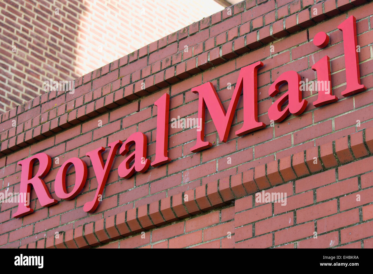 Les affaires, les communications, la Poste, Royal Mail signe sur un immeuble du bureau de poste. Banque D'Images