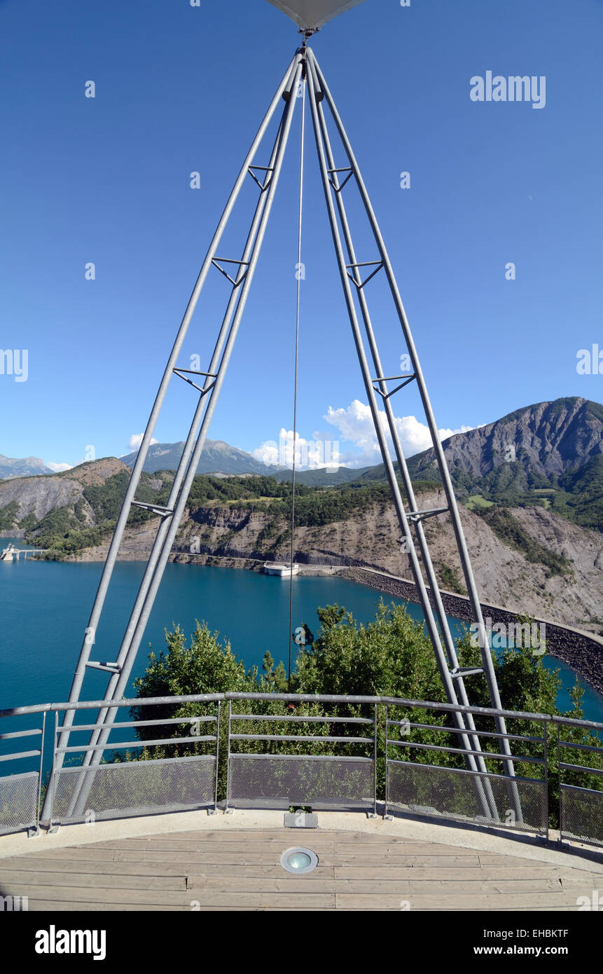 Structure du châssis métallique sur l'affichage de la plate-forme au-dessus du lac de Serre Ponçon Barrage & Alpes-de-Haute-Provence France Banque D'Images