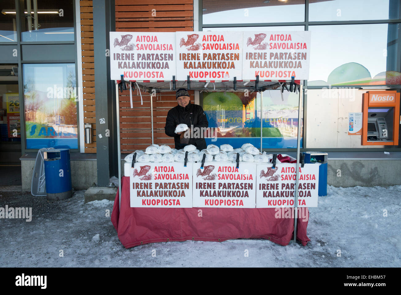 Un homme vend un kalakukko finlandais traditionnel pain au four farcies de viande et de poissons sur un étal en Levi Laponie Finlande Banque D'Images