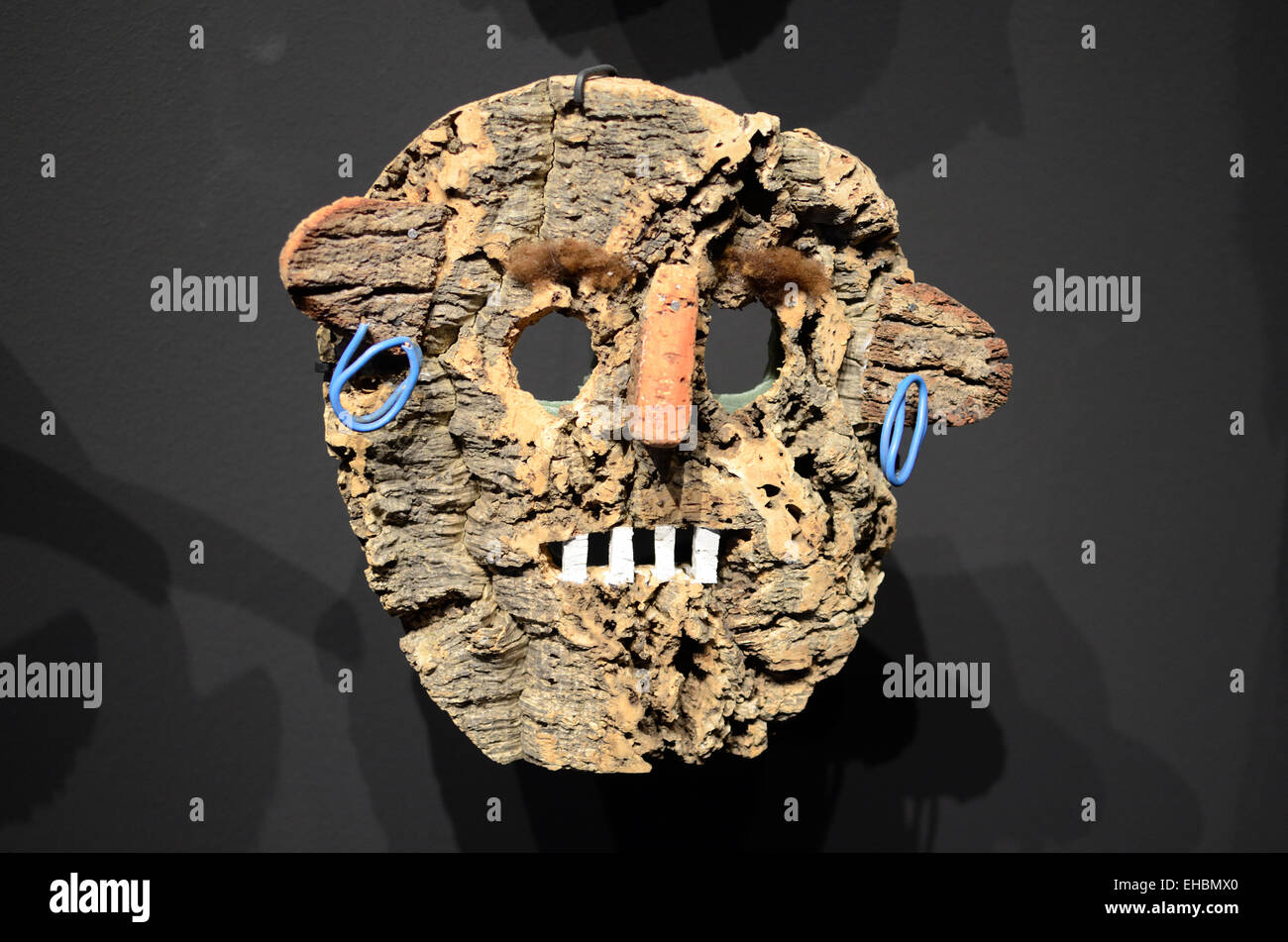 Masque visage liège fabriqué à partir de l'écorce de chêne liège ou Querus suber de Gois Portugal Banque D'Images