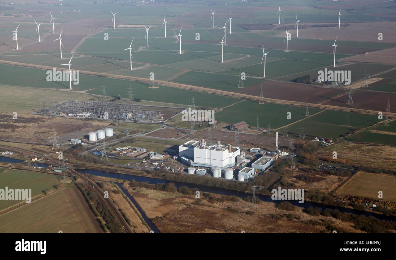 Vue aérienne de Keadby Power Station (au gaz naturel) et d'une ferme éolienne, Lincolnshire, Royaume-Uni Banque D'Images