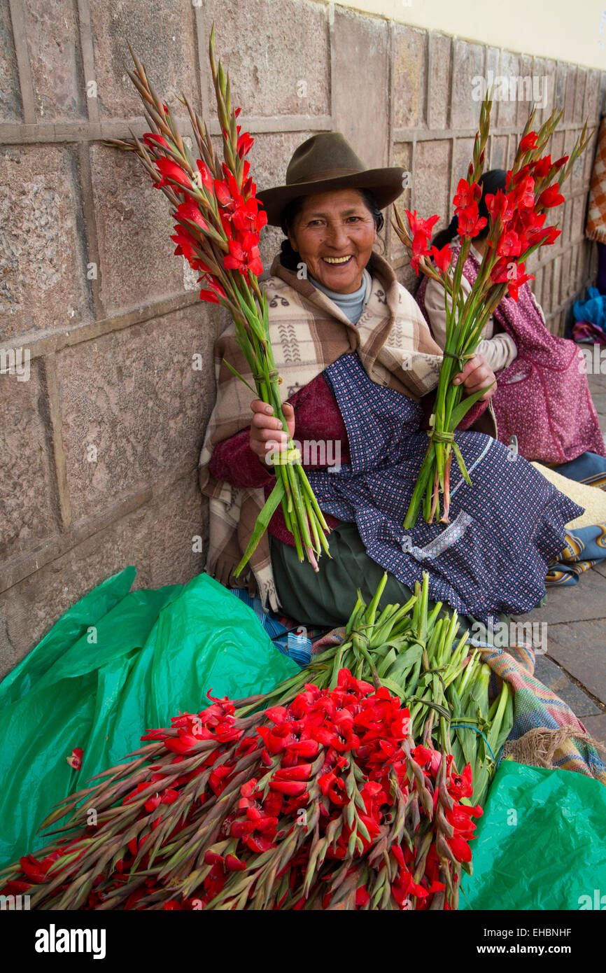 Femme Quechua, vente de fleurs, marché de San Pedro, Cusco, Pérou, Province de l'Urubamba Banque D'Images