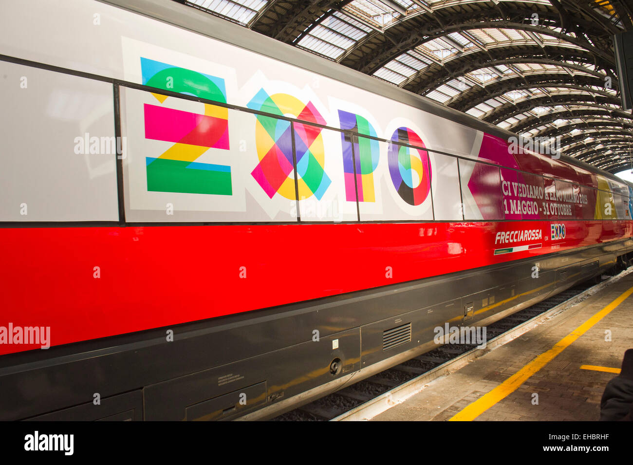 Talie. Milan, Trenitalia présente ses nouvelles couleurs qui arriveront FrecciaRossa train à la station Rho Fiera Milano Expo 2015. Banque D'Images