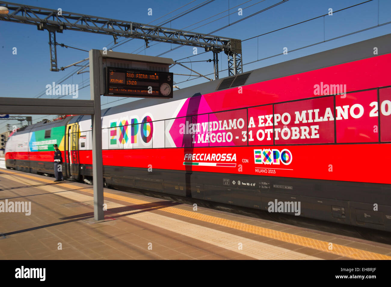 Talie. Milan, Trenitalia présente ses nouvelles couleurs qui arriveront FrecciaRossa train à la station Rho Fiera Milano Expo 2015. Banque D'Images