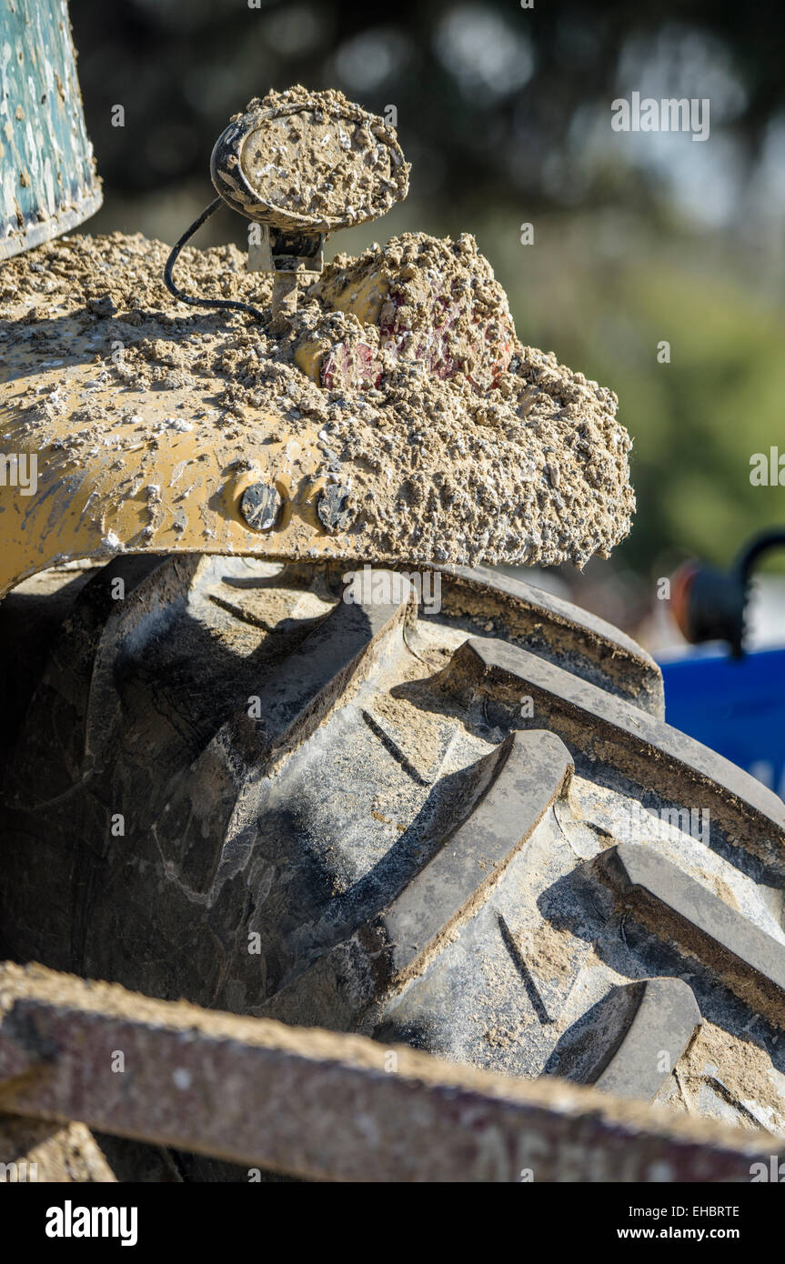 Le pneu du tracteur et l'aile boueux Banque D'Images