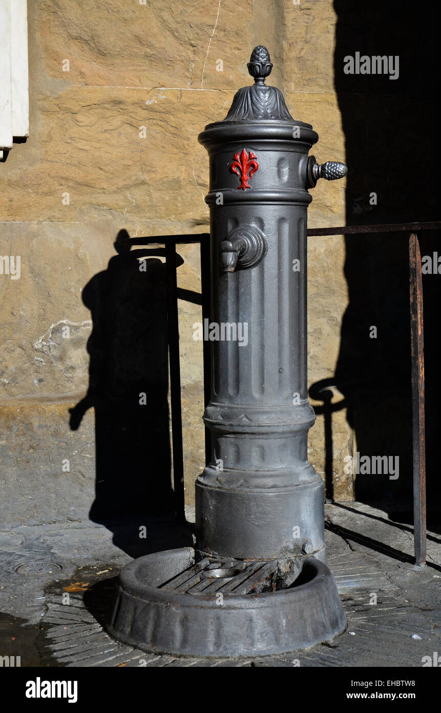 Vue d'une fontaine d'eau potable publique Photo Stock - Alamy