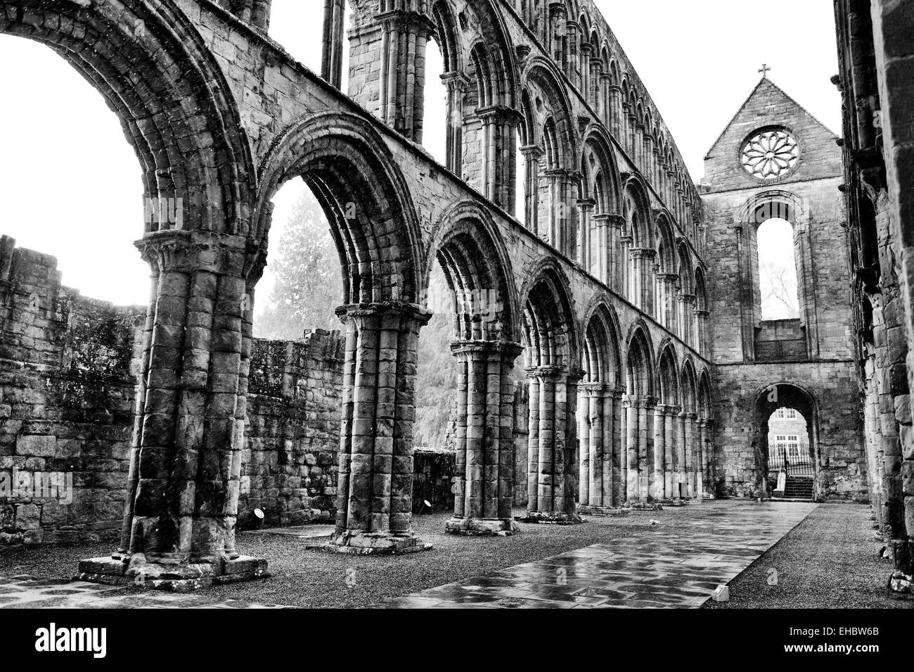 Abbaye de Jedburgh dans une averse de neige. Jedburgh. Scottish Borders, en Écosse. Le noir et blanc Banque D'Images