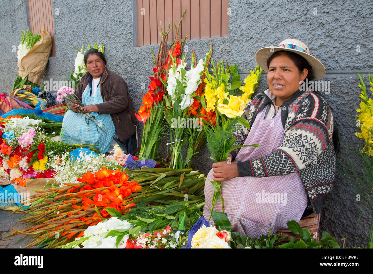 Femme Quechua, vente de fleurs, marché de San Pedro, Cusco, Pérou, Province de l'Urubamba Banque D'Images